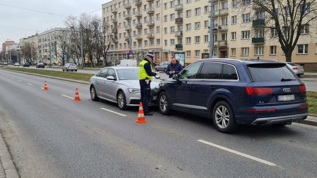Fender bender Fort Pierce – Car accident scene with minor damage and insurance paperwork